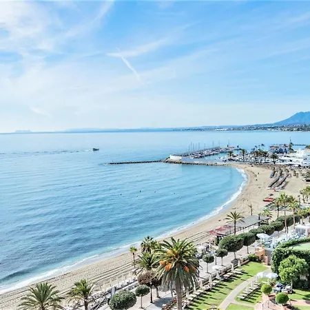 Beachfront Center Apartment *