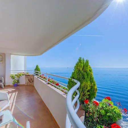 Beachfront Center Apartment Marbella